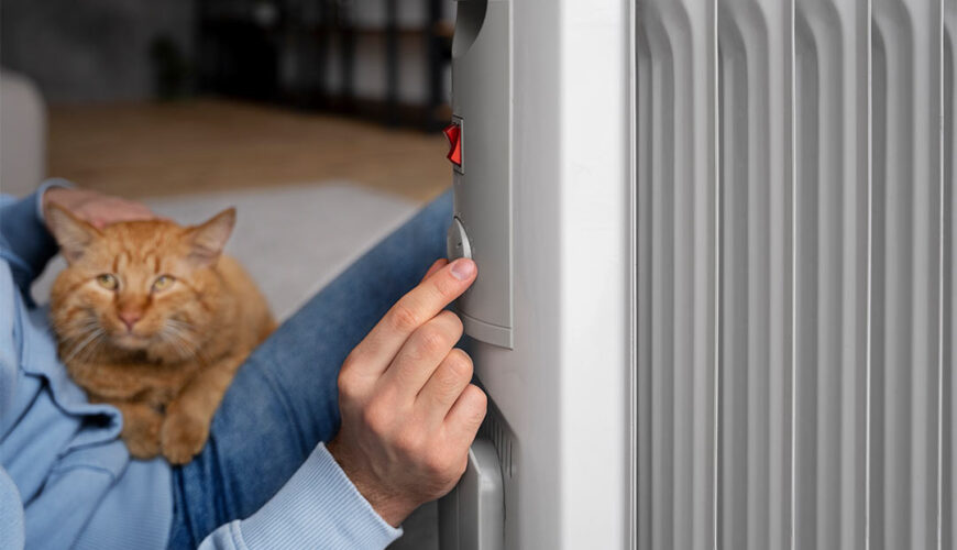 persona regulando la calefacción con un termostato