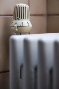 radiador con regulador en sistema de calefacción individual