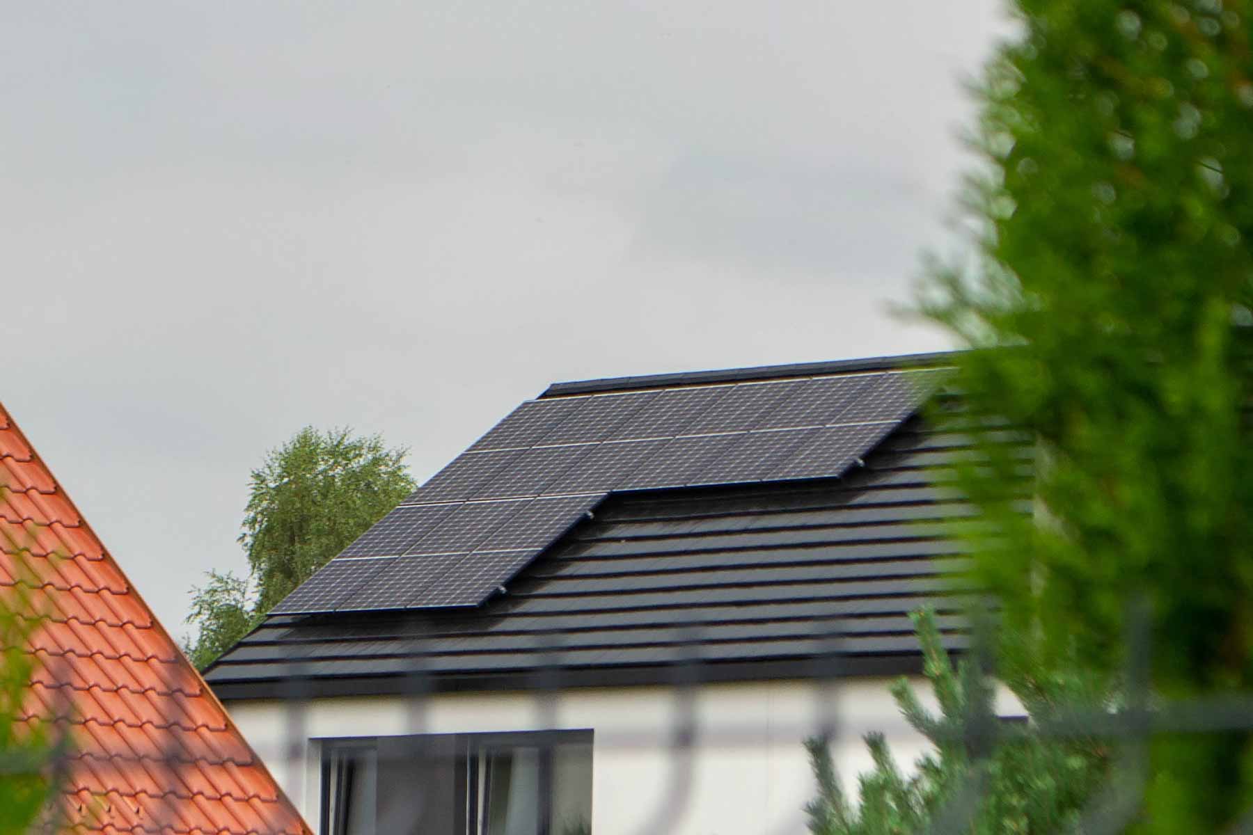 Casa con paneles solares en el tejado