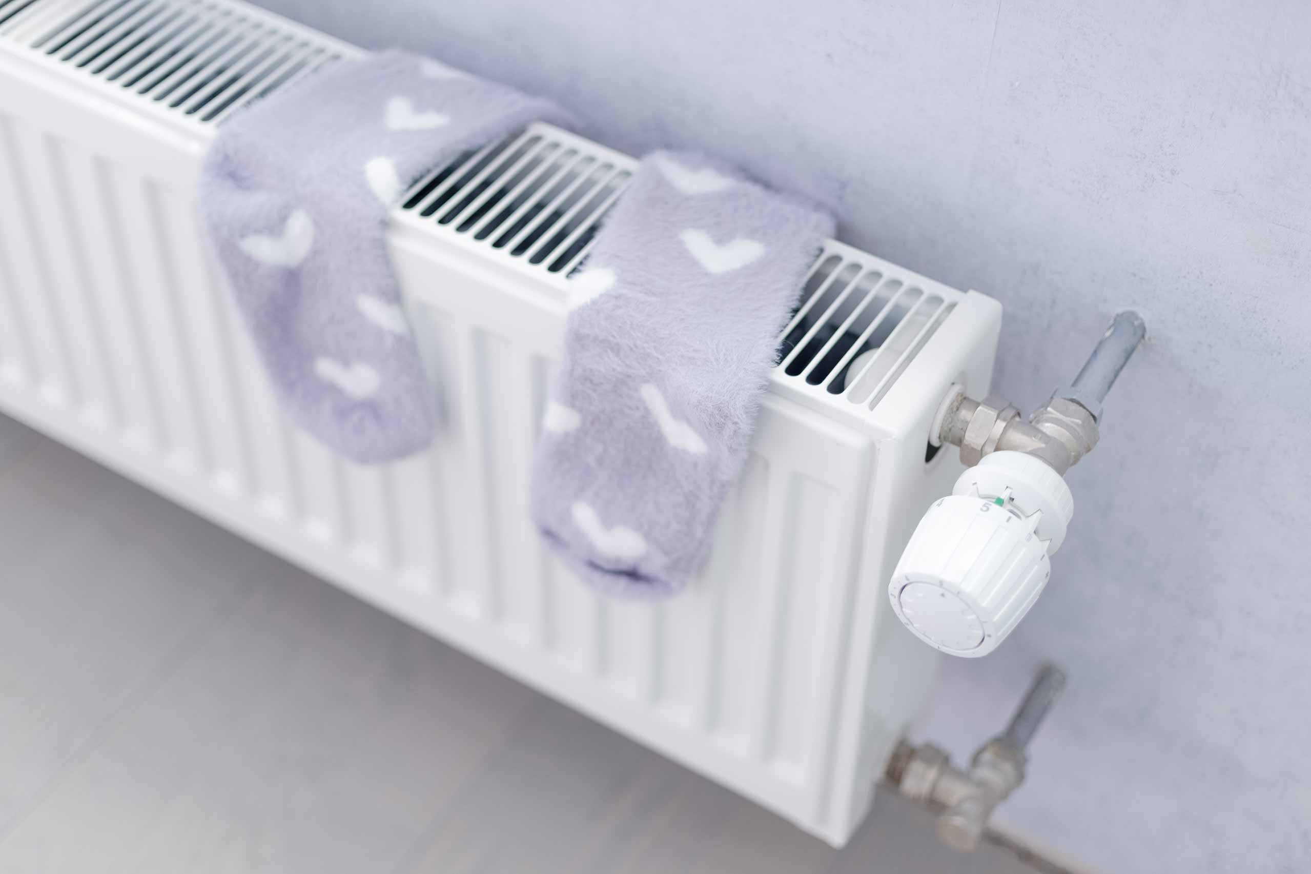 Un par de calcetines colocados encima de un radiador