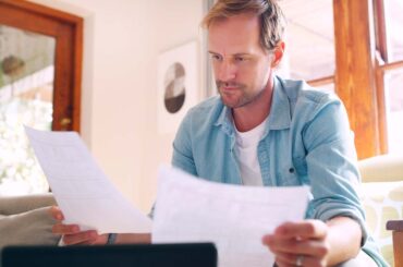 Hombre adulto interpretando factura del gas